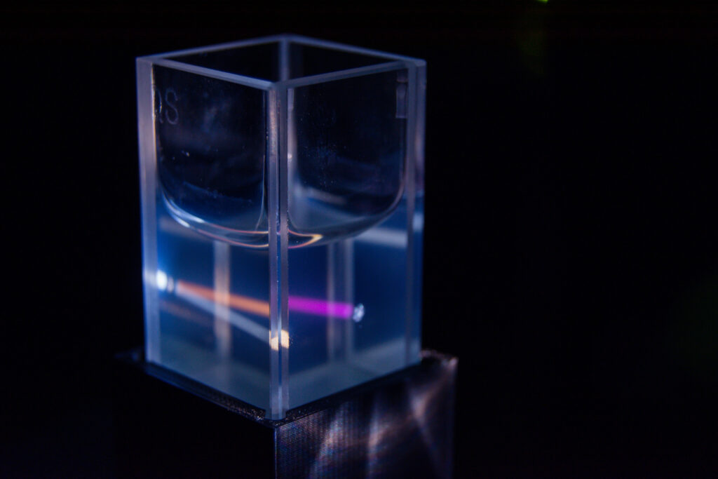 Characterization of nanoparticles in emulsions using broadband light scattering